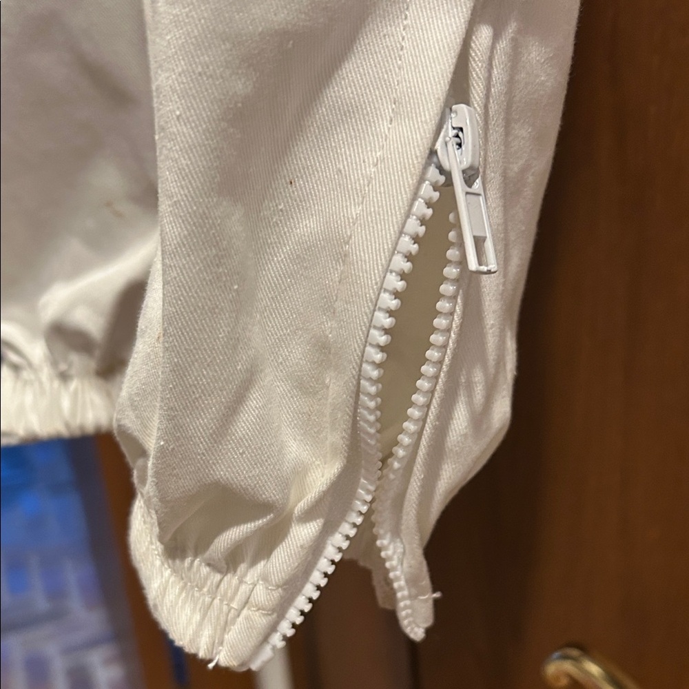 Kids White Protective Beekeeper Suit with Gloves - Picture 5 of 9
